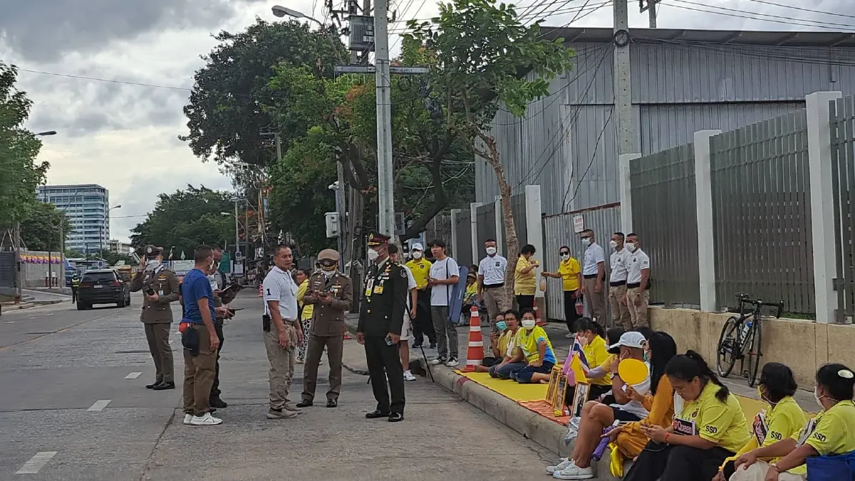 ประชาชนทยอยเข้าเฝ้ารับเสด็จ "ในหลวง-ราชินี" ทำพิธีเปิดประชุมสมัยประชุมสามัญประจำปี