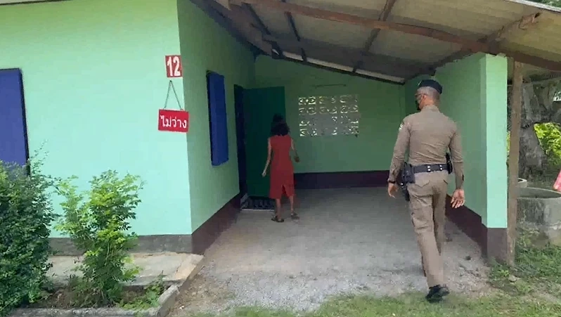 ทำกันได้ สาวใบ้นัดชายหนุ่มเข้าม่านรูด แต่กลับโดนฉกทรัพย์หนีหน้าตาเฉย