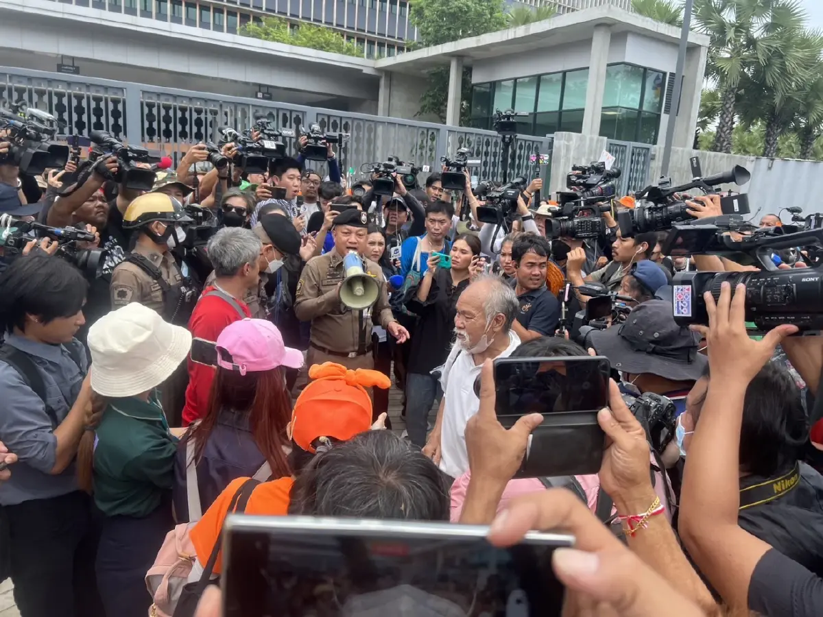 แฟ้มภาพ การชุมนุม ของกลุ่มผู้สนับสนุน นายพิธา ลิ้มเจริญรัตน์  หัวหน้าพรรคก้าวไกล ให้เป็นนายกฯ แต่ผิดหวัง หน้าอาคารัฐสภา 
