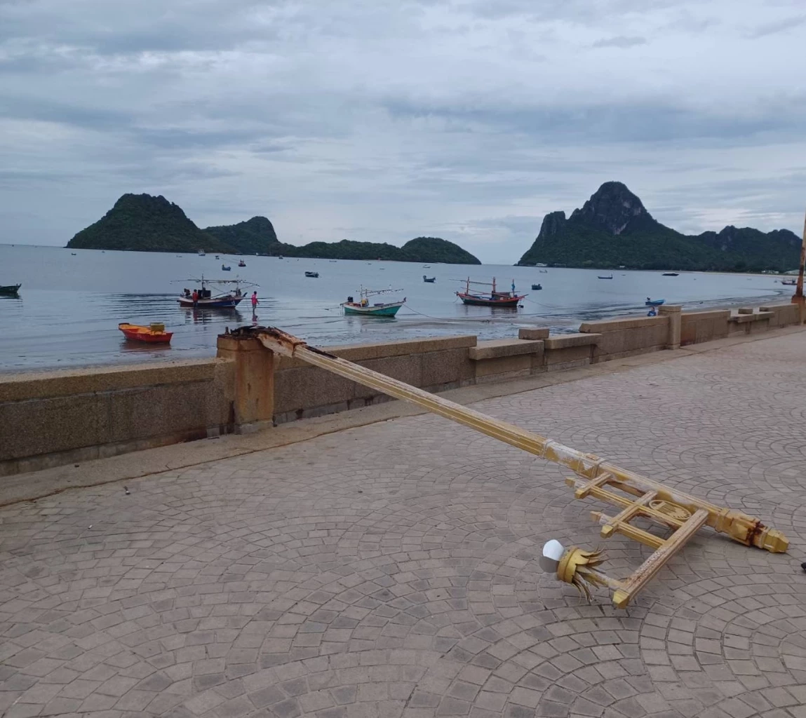 เสาไฟสับปะรดต้นละ 8 หมื่นบาท ที่ถูกปล่อยทิ้งร้าง