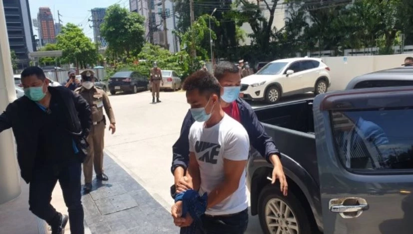 &quot;ลุงพล&quot; พร้อมทนายความ โผล่มอบตัวคดีการตายปริศนาน้องชมพู่