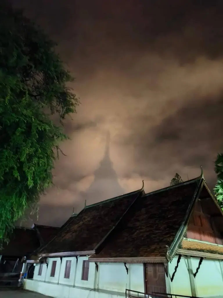 ฮือฮา! ชาวเน็ตแห่แชร์ภาพเงา "พระธาตุลำปางหลวง" สะท้อนท้องฟ้าสวยงามยามเช้า