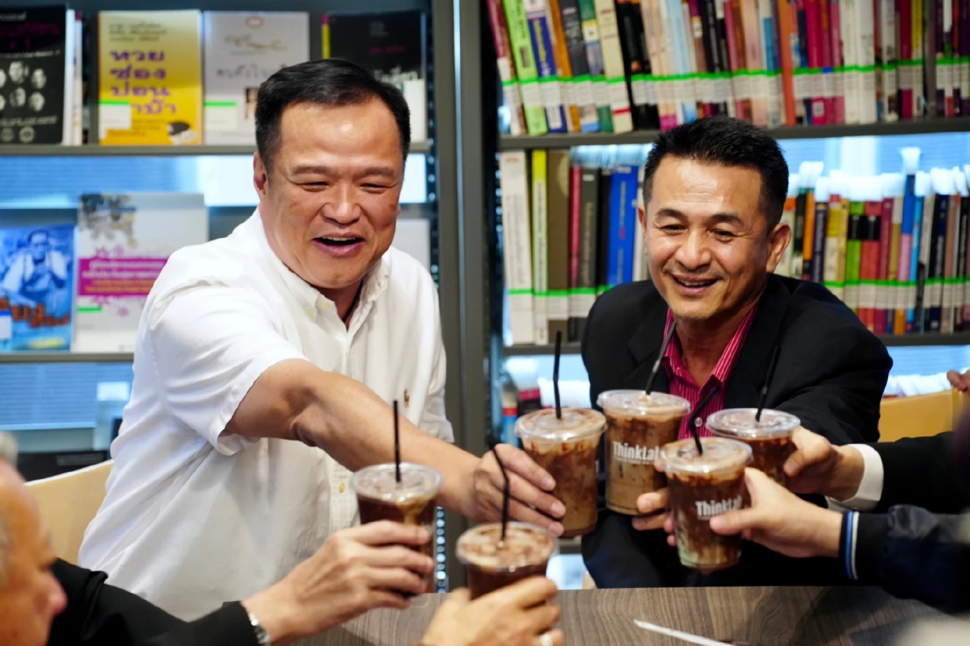 ชื่นมื่น! "ภูมิใจไทย-เพื่อไทย" โชว์ชนแก้วมินต์ช็อกสามัคคี ลำบากใจเงื่อนไขไม่เอาก้าวไกล