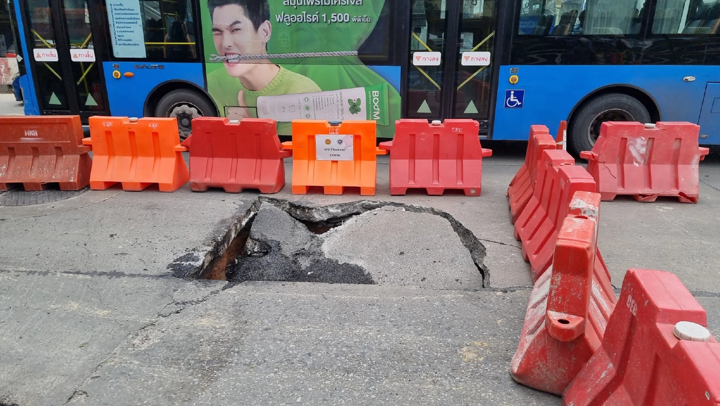 ระทึก! "ถนนแจ้งวัฒนะ" เกิดหลุมยุบ ต้องปิด 2 ช่องจราจร รถติดสนั่นถึงหลักสี่