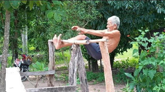 อึ้ง! พบคุณตาวัย 74 สุดฟิตปั๋ง โชว์ลีลาเล่นบาร์คู่ เผยเคล็ดลับความแข็งแรง