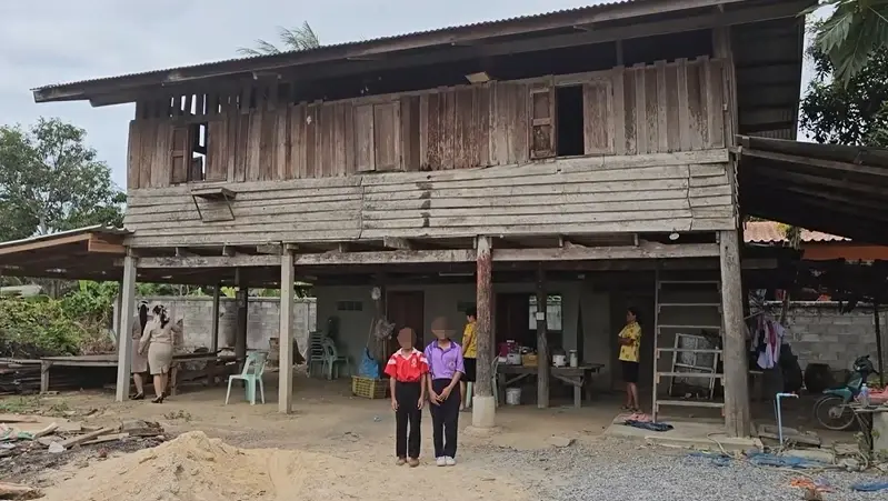 สุดเวทนา! 2 พี่น้องเมืองเพชร แม่ติดคุกต้องอยู่ตามลำพัง ในบ้านที่ใกล้ผุพัง