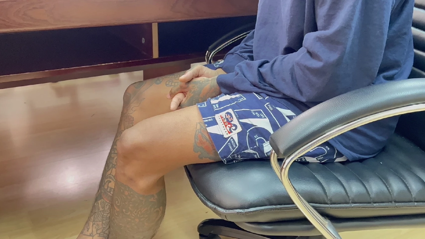 นายสุรเดช (นามสมมุติ) ผู้ก่อเหตุเข้ามอบตัวตำรวจ