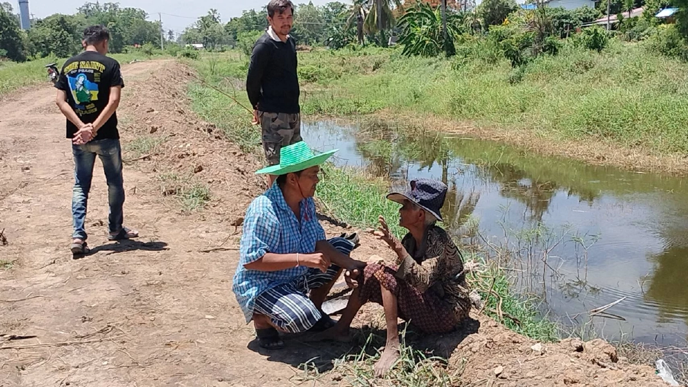 ชีวิตไม่ยอมแพ้! ยาย 88 ปี เดินหลังค่อมหาไม้เผาถ่าน เลี้ยงลูก 55 ปี โรครุมเร้า