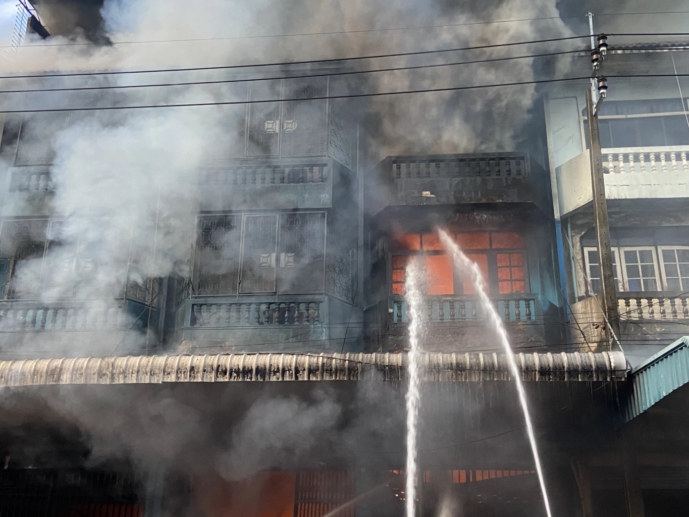 ระทึก! ไฟไหม้โรงงานผลิตเทียนย่านหนองแขมรับอรุณ ระดมรถน้ำ 20 คันเอาไม่อยู่