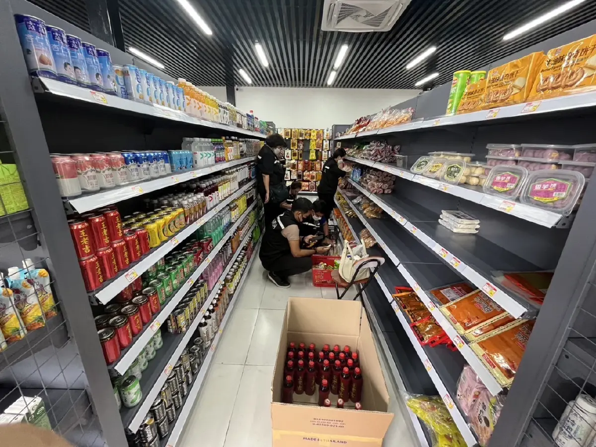 ตำรวจ ปคบ. บุกทลายแหล่งเก็บ "ไส้กรอกจีน" เตรียมส่งขายร้านหมาล่า