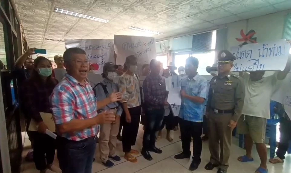 ชาวบ้าน ต.นางั่ว ฮือไล่ปลัดเทศบาลฯ แก้ปัญหาล่าช้า วอนนายอำเภอสั่งย้าย