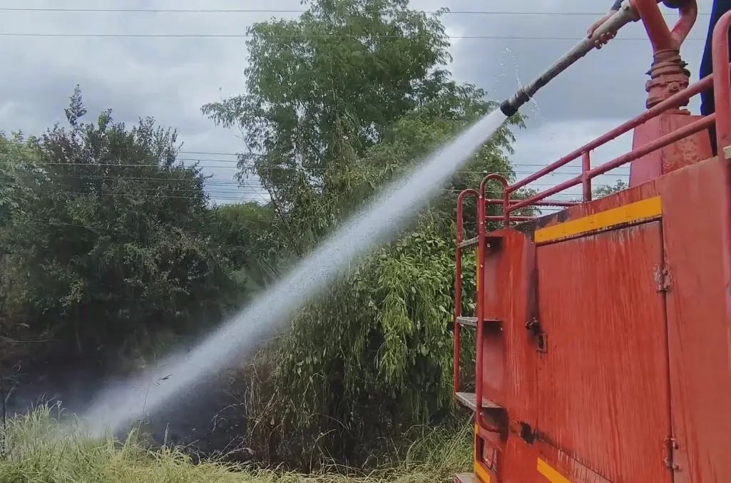 ไฟไหม้หญ้าข้างทาง หวิดลามป่าชุมชน-บ้านเรือน ปชช. ดับเพลิงฉีดน้ำสกัดได้ทัน