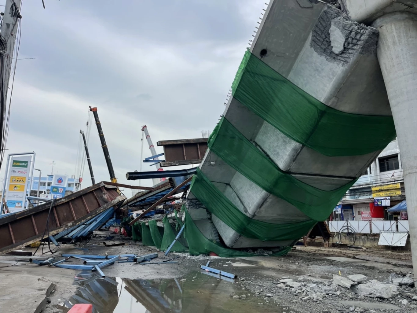 จนท. เร่งตัดโครงสร้างเหล็ก ก่อนเคลื่อนย้าย คาดใช้เวลา 7 วัน เปิดการจราจร