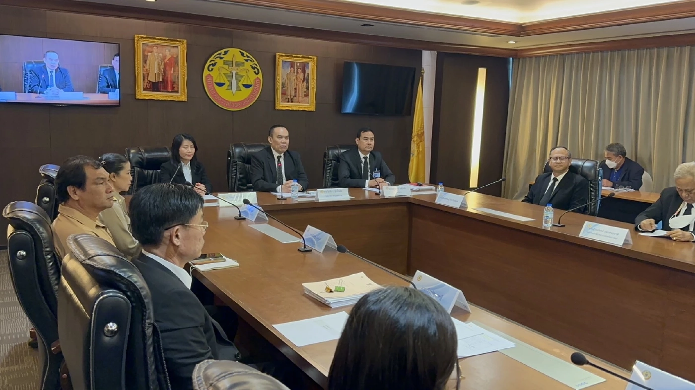 อดีต ผอ.รร.อ่างทอง ร่ำไห้ ร้องสภาทนายความ ช่วยคดีให้การศึกษาเด็กต่างด้าว