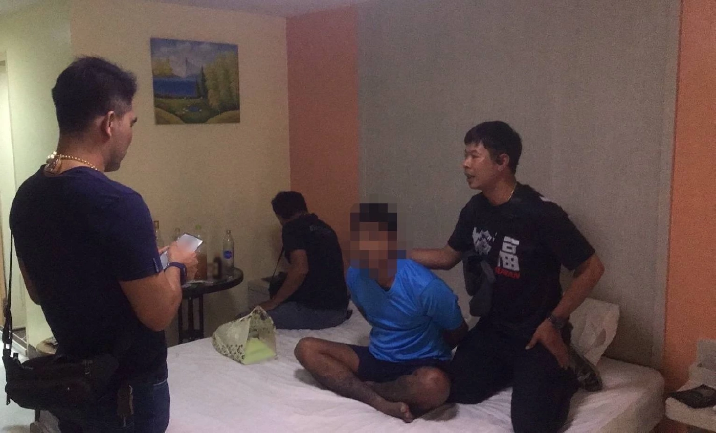 ภาพขณะตำรวจเข้าจับกุมนายยุทธนา หรือแจ๊บ