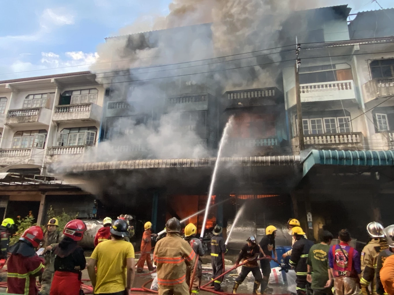 ระทึก! ไฟไหม้โรงงานผลิตเทียนย่านหนองแขมรับอรุณ ระดมรถน้ำ 20 คันเอาไม่อยู่