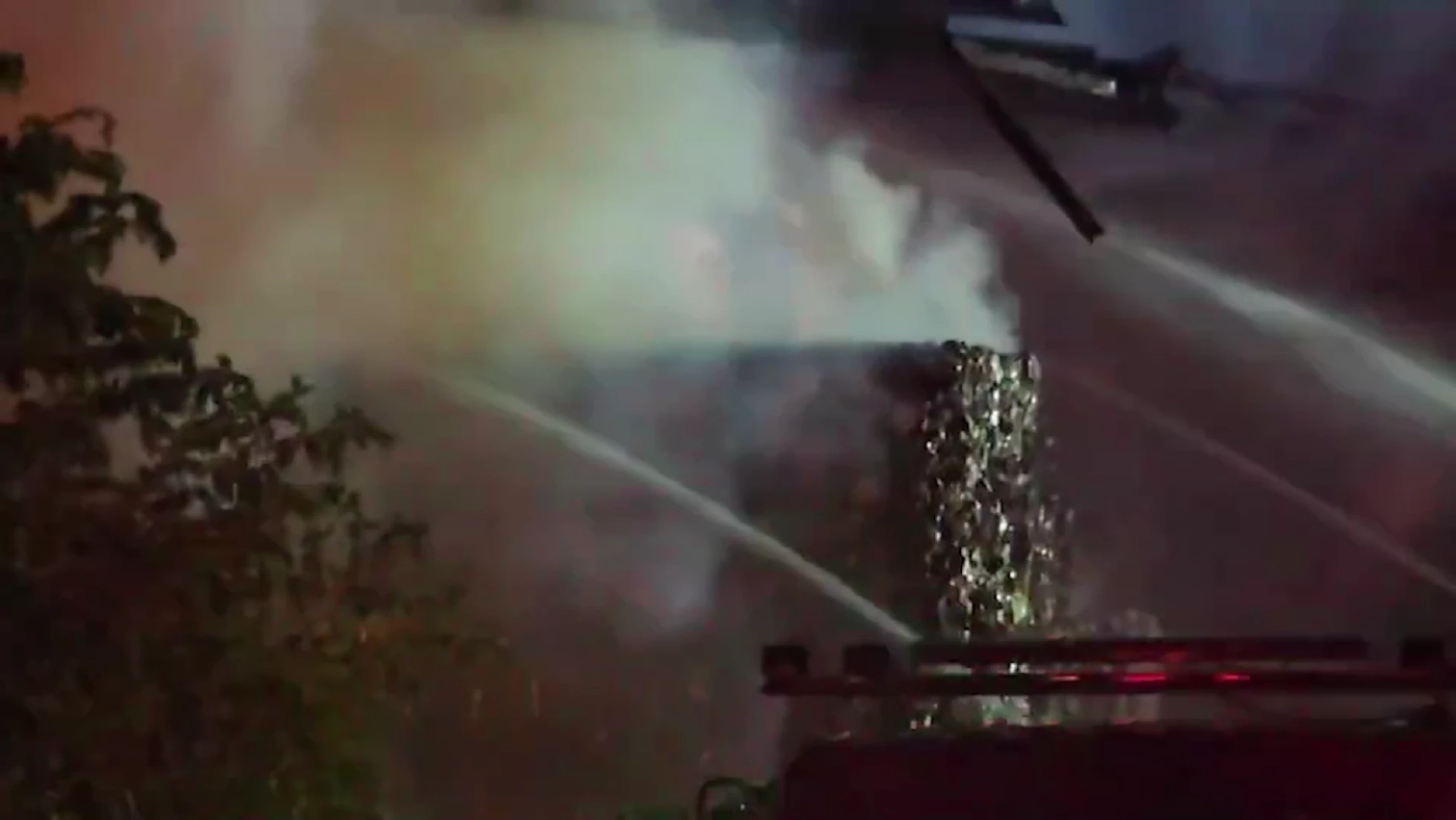 เปิดคลิประทึก ไฟไหม้โกดังรีไซเคิลกระดาษ เผากองกระดาษ 1 พันตันวอด