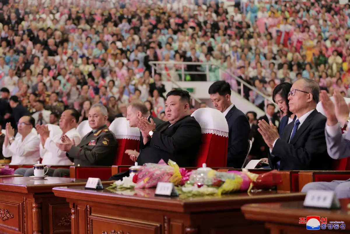คิม จอง อึน พบ รมว. กลาโหมรัสเซีย พาชมงานแสดงขีปนาวุธ