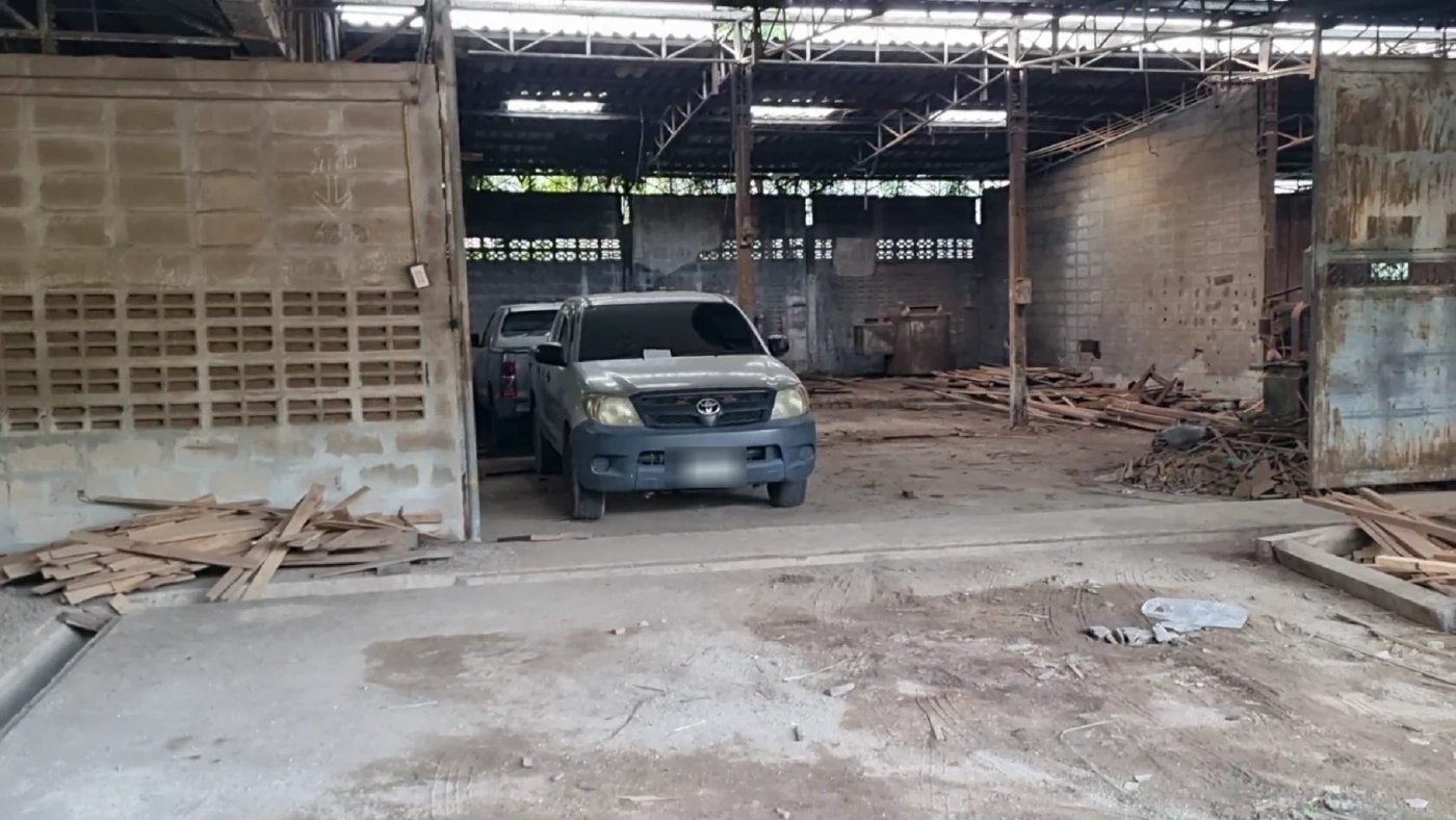 ตะลึง! ค้นโกดังโรงไม้ พบรถยนต์-จยย. 67 คัน เจ้าของอ้างรถจำนำ ดอกร้อยละ 10/ด.