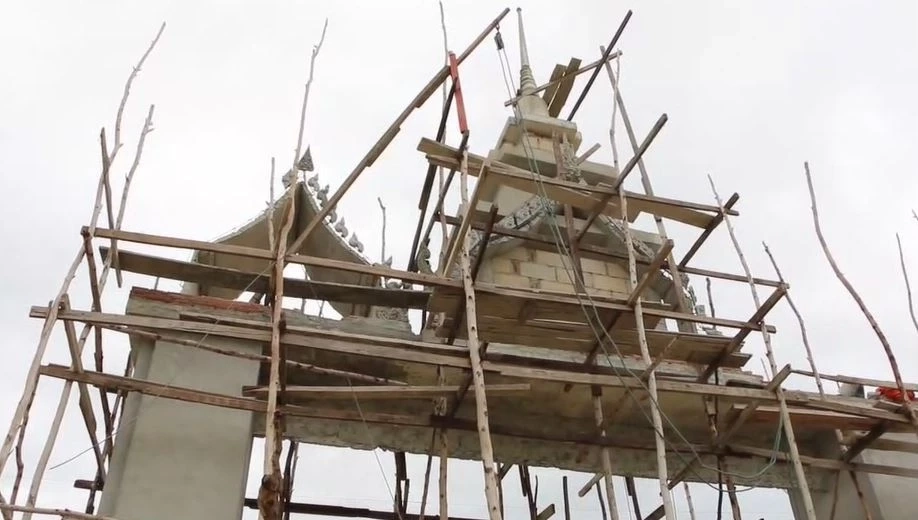 คนงานขึ้นรื้อแบบประตูวัด ถูกจั่วปูนหล่นใส่หลัง หน้าคว่ำเหล็กทิ่มดับสลด