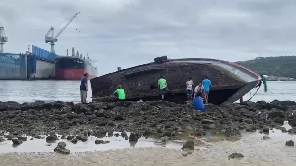 คลื่นลมแรงกระหน่ำ ซัดเรือประมงสมอขาด ชนโขดหิน น้ำทะลักจมทะเลศรีราชา (คลิป)