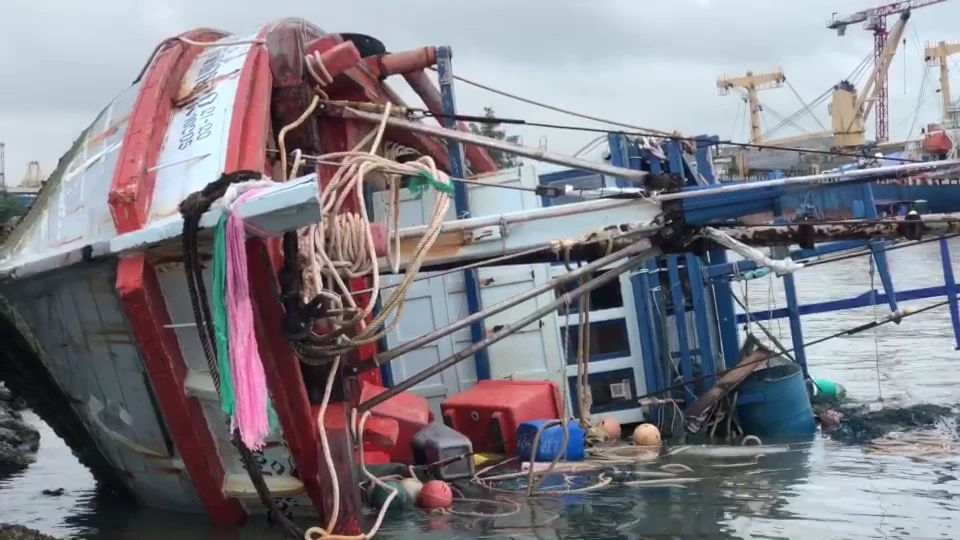 คลื่นลมแรงกระหน่ำ ซัดเรือประมงสมอขาด ชนโขดหิน น้ำทะลักจมทะเลศรีราชา (คลิป)