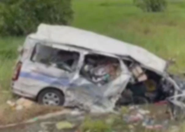 สลด กระบะคอกแซงซ้าย เสียหลักชนรถตู้ ดับ 2 เจ็บ 2 (มีคลิป)