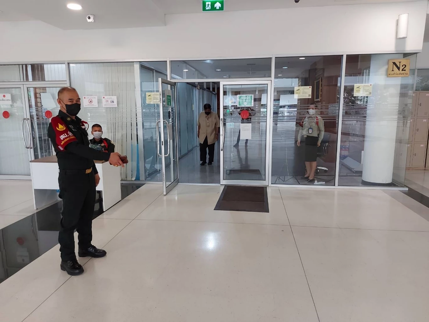 เปิดภาพนาที "ลุงเทวา" บุกปาถุงปลาร้าใส่ กกต. เผย สุดทนการทำงาน