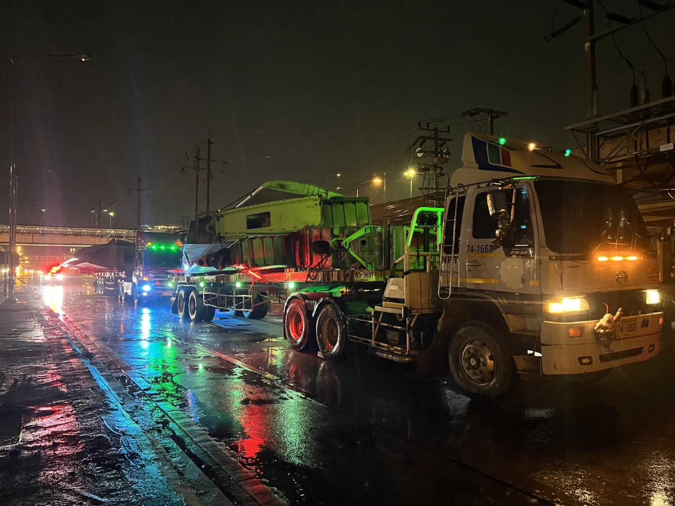 ชิ้นส่วนโบอิ้ง 747 ขนส่งไปประจวบฯ ติดใต้คานรถไฟฟ้าสายสีม่วง (มีคลิป)