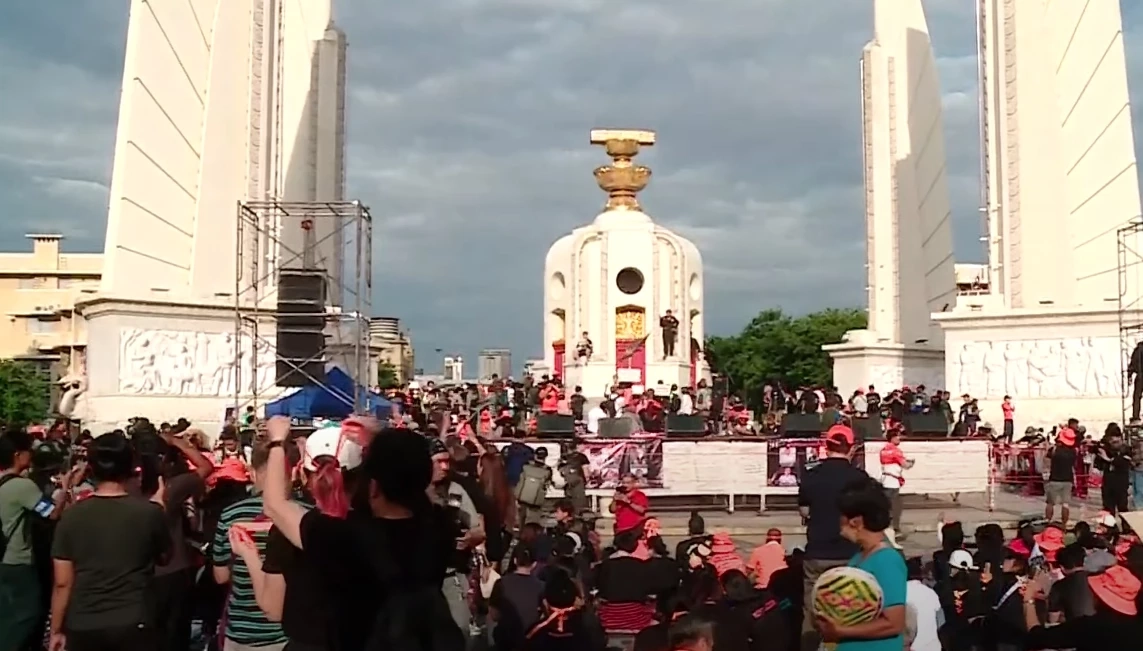 ม็อบมาแล้ว! บุกอนุสาวรีย์ประชาธิปไตย ขึ้นป้าย"นายกพิธาฉันทามติประชาชน"