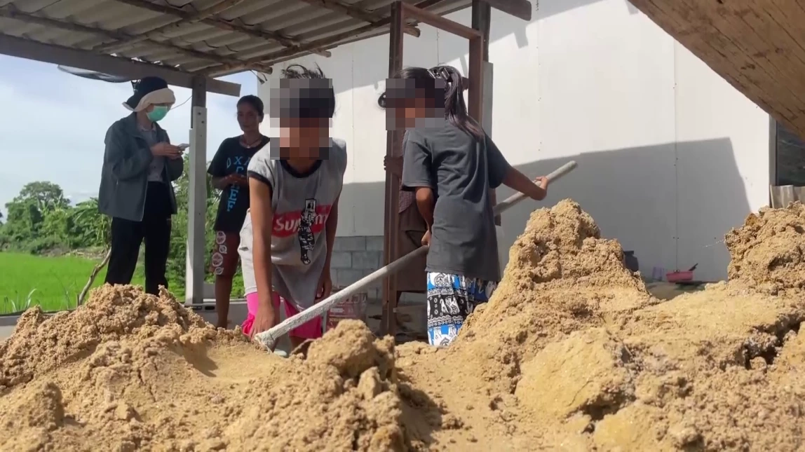 สุดเวทนา! สองหนูน้อย ไร้บ้านอาศัยหลังถูกไล่ที่ ซ้ำข้าวยังไม่ค่อยจะมีกิน
