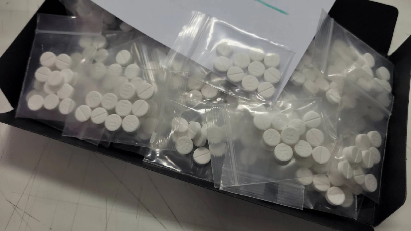 บุกจับร้านซ่อมโทรศัพท์ แอบขายยาทรามาดอลผสมยาแก้ไอ มอมเมานักเรียน