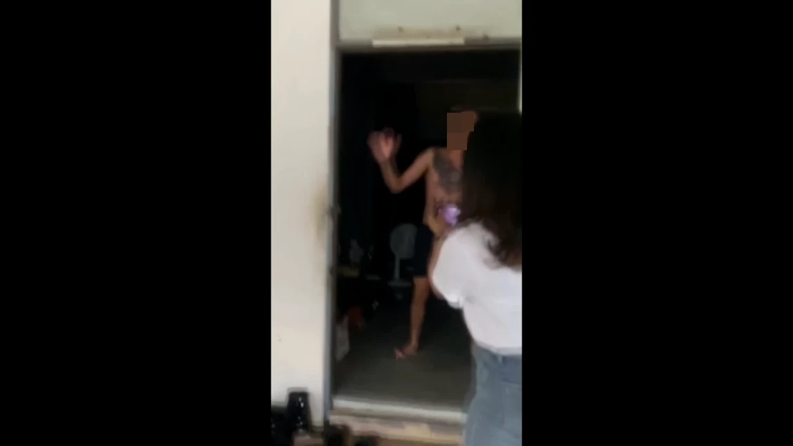 ภาพขณะ น.ส.ซี บุกไปจับโป๊ะสามีสิบโทที่ค่าย