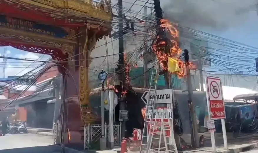 ระทึก! ไฟไหม้สายสื่อสาร ซุ้มประตูวัดคานหาม หวิดลุกลามร้านสะดวกซื้อ