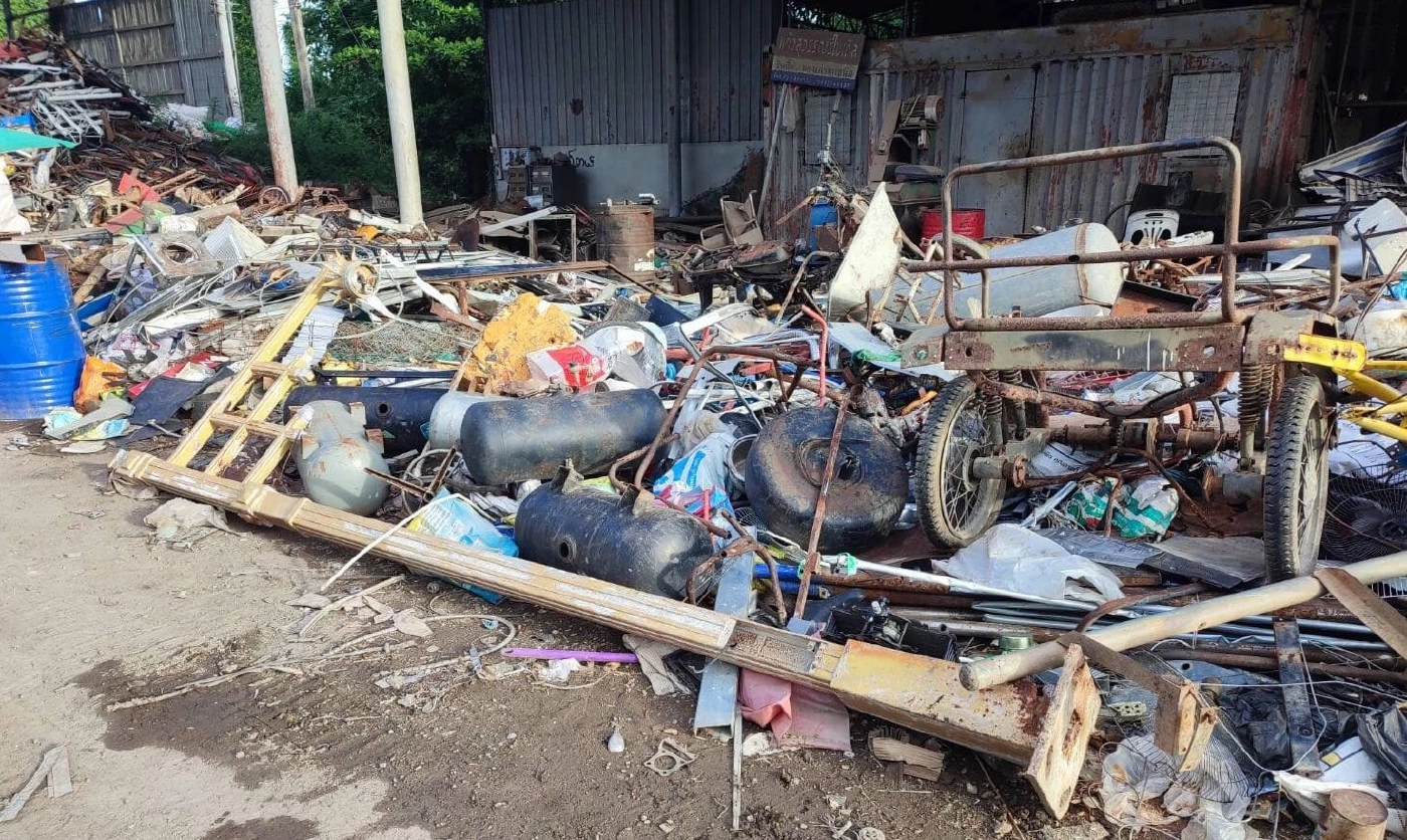ซากเสาไฟฟ้าสับปะรด ที่ตั้งอยู่ริมอ่าวประจวบฯ 