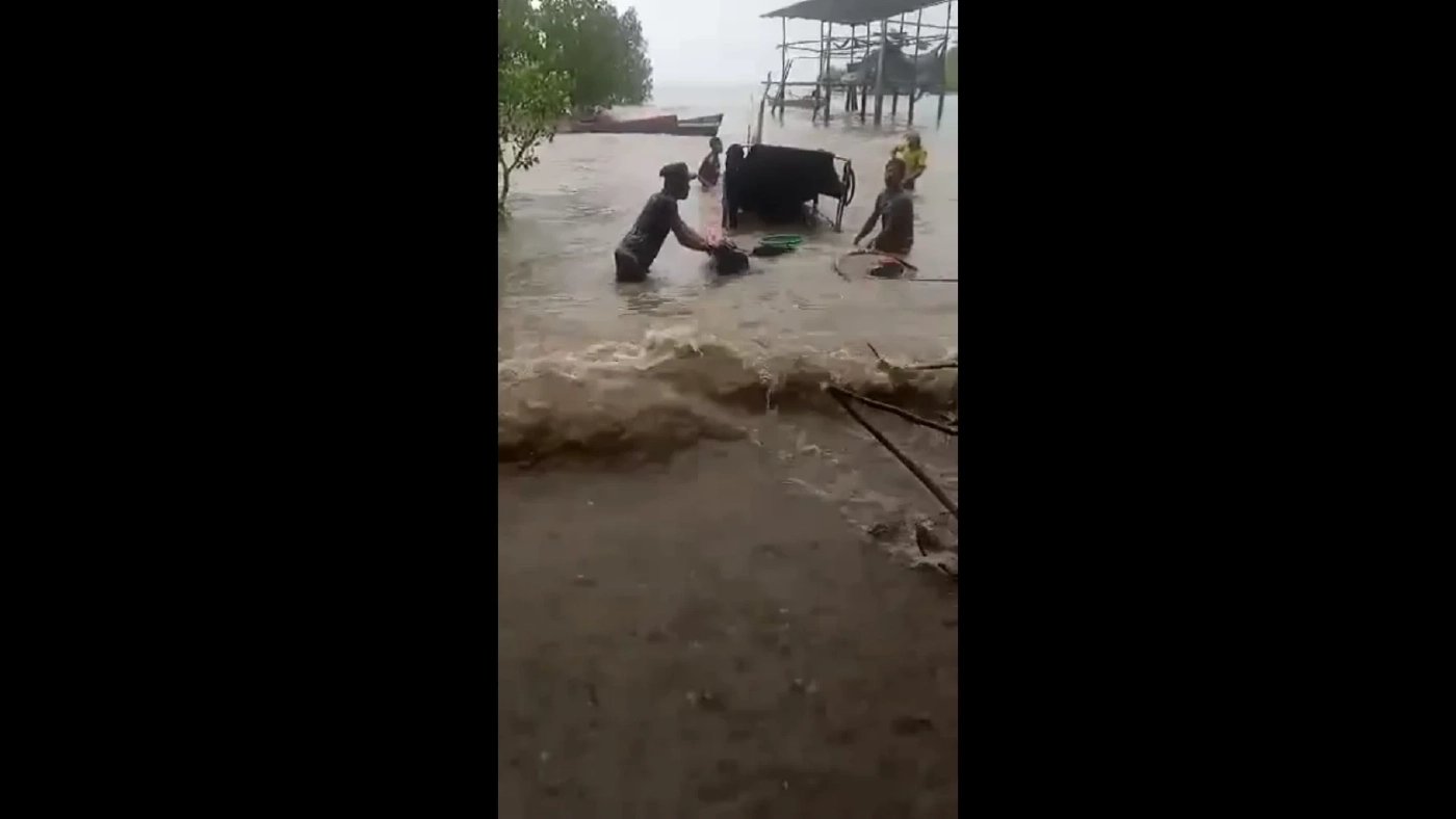 ฝนถล่มสตูล น้ำทะเลหนุน ทะลักท่วมบ้านพังเสียหาย คลื่นลมแรงซัดเรือล่มหลายลำ