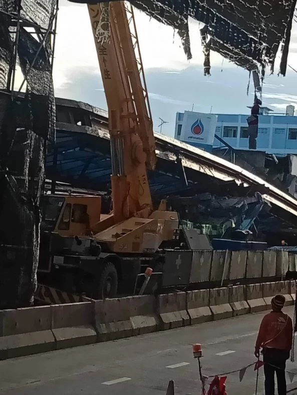 ดับแล้ว 1 เหตุสะพานข้ามแยก ย่านลาดกระบังถล่ม เจ็บอีกเพียบ