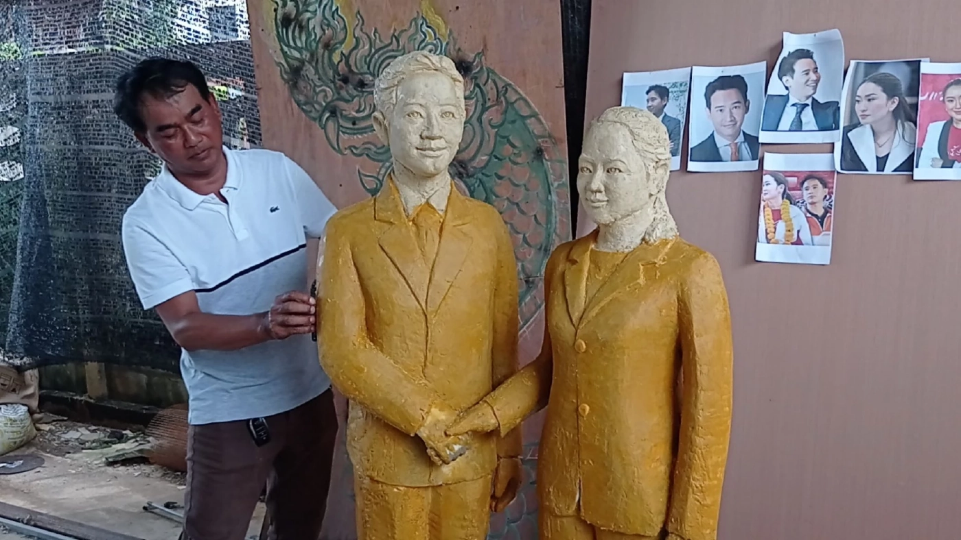 ช่างเทียนโคราช แกะสลักเทียนพรรษาล้อการเมือง "พิธาจับมืออุ๊งอิ๊งค์" ร่วมตั้งรัฐบาล