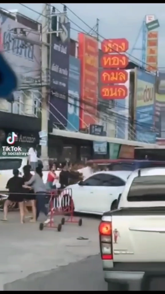 เปิดคลิป พลเมืองร้องสื่อฯ ดีช่วยคนตีกันกลับถูกทำร้าย-ข่มขู่ แจ้งความกลับ