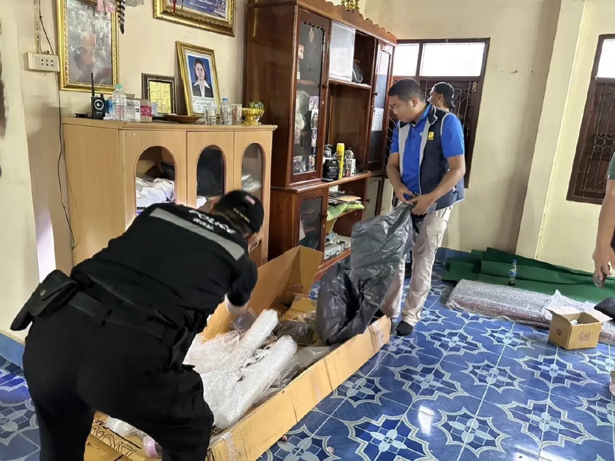 บุกจับอาวุธสงครามซุกโรงเก็บฟาง ปัดไม่รู้ อ้างลูกชายสั่งซื้อผ่านออนไลน์