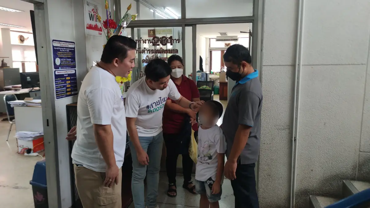 พ่อเด็ก 6 ขวบร้อง ลูกถูกผ้าใบร้านขายส่งกระแทกหน้าเย็บ 10 เข็ม ปัดรับผิดชอบ