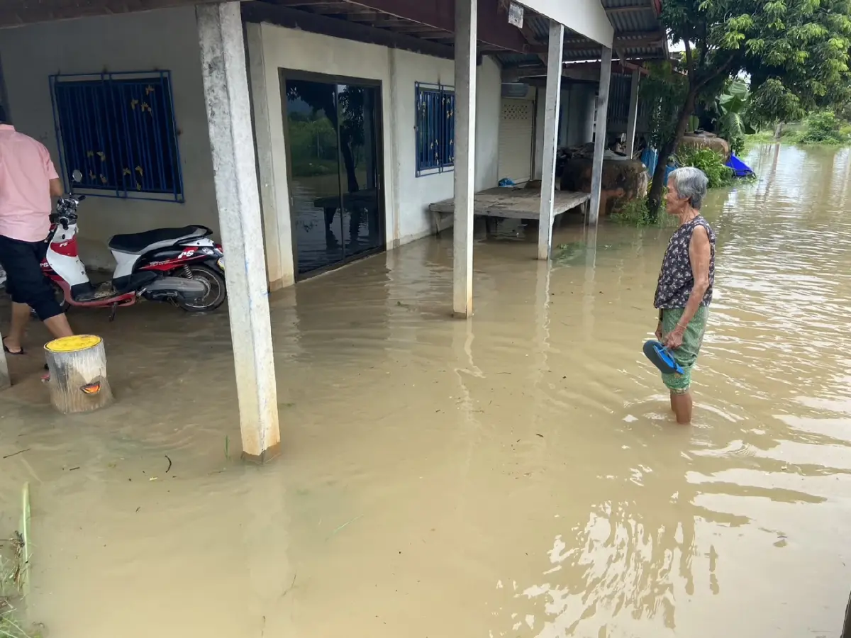 ฝนถล่มกาฬสินธุ์ ทำ "น้ำป่าภูพาน" ไหลทะลักท่วมนาข้าว - บ้านเรือน ปชช. ฉับพลัน