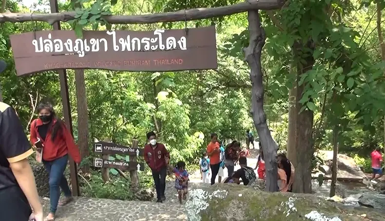 ใคร ๆ ก็ชอบที่นี่ "วันหยุดยาว" นทท.จูงคนในครอบครัว เที่ยวเขากระโดงคึกคัก