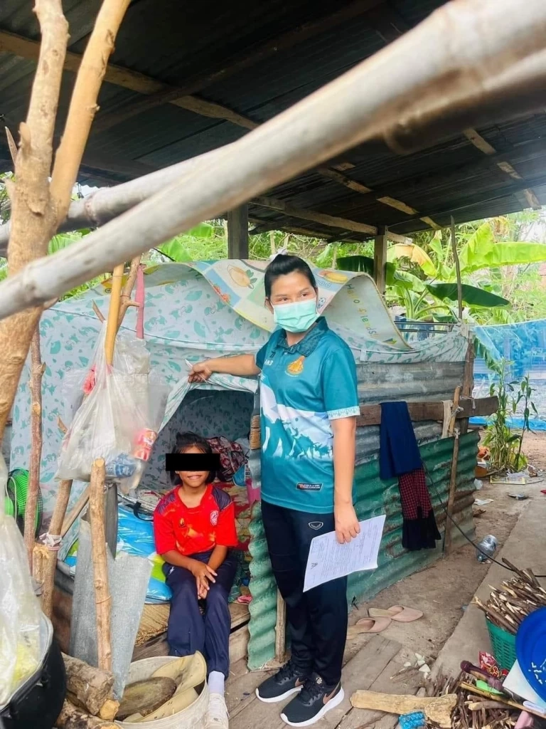 วอนช่วย ครูอุดรฯ โพสต์สงสาร 2 ยายหลาน บ้านหลังคารั่ว ห้องน้ำลมโชยไม่มีหลังคา