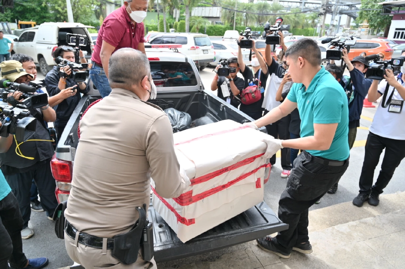 แจ้ง 2 ข้อหา “แจ๊บ”พ่อเลี้ยงโหด เจ้าตัวปัดทำแผน อ้างกลัวไม่ปลอดภัย (มีคลิป)