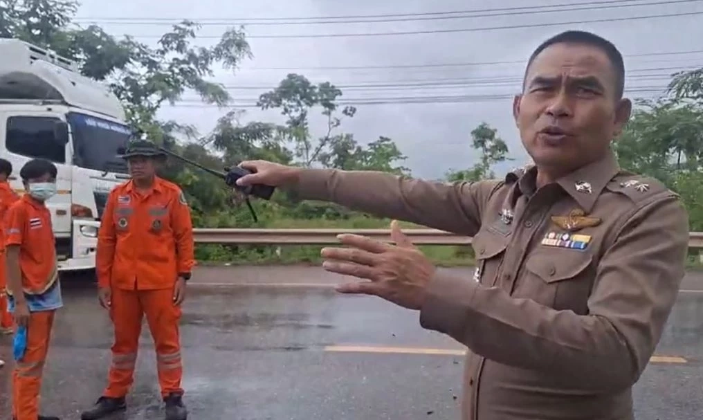กระบะส่งของแหกโค้ง 100 ศพ พุ่งข้ามเลนชนรถสายตรวจ สภ.หนองหาน เจ็บสาหัส 3 นาย