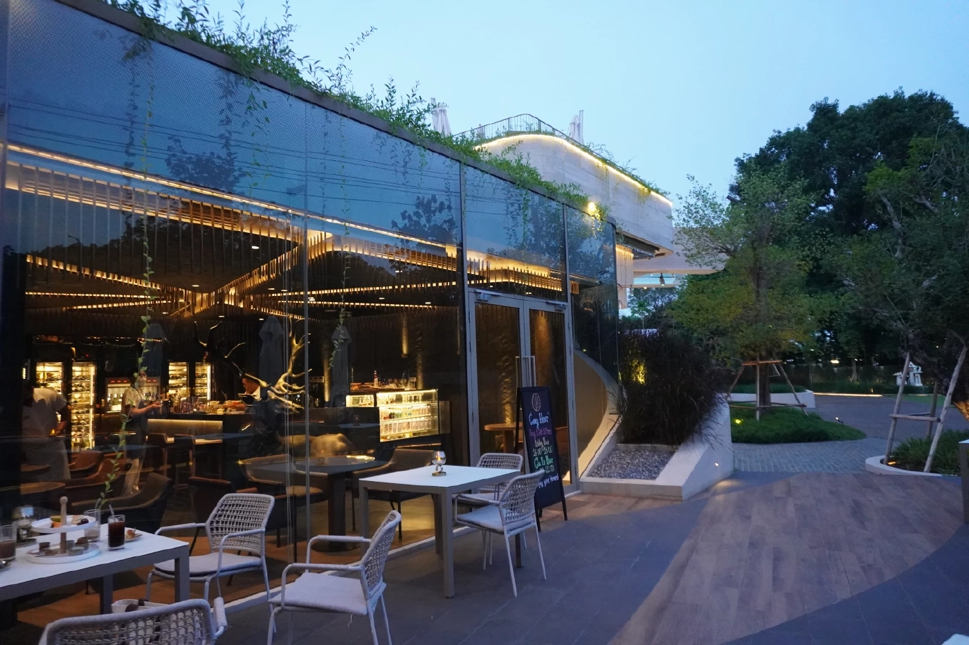 ถ่ายรูปชิคๆพร้อมทานอาหารมื้อหรู ที่โฮเทลมิส เขาใหญ่