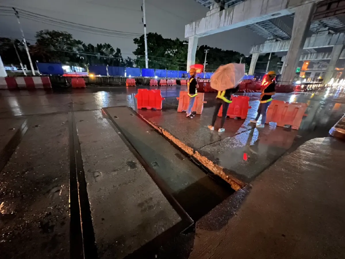 ฝาบ่อท่อร้อยสายไฟลงดิน ทรุดตัวหน้าห้างฯดังย่านรามอินทรา