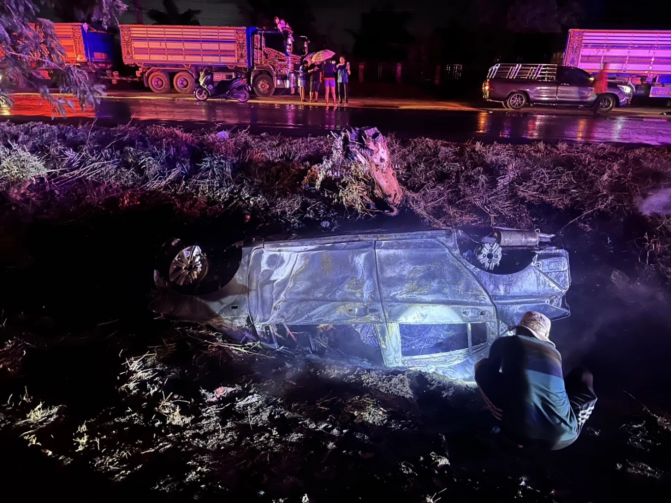 อุทาหรณ์ เก๋งซิ่งฝ่าสายฝนเสียหลักตกร่องกลางถนน ไฟคลอกคนขับดับ