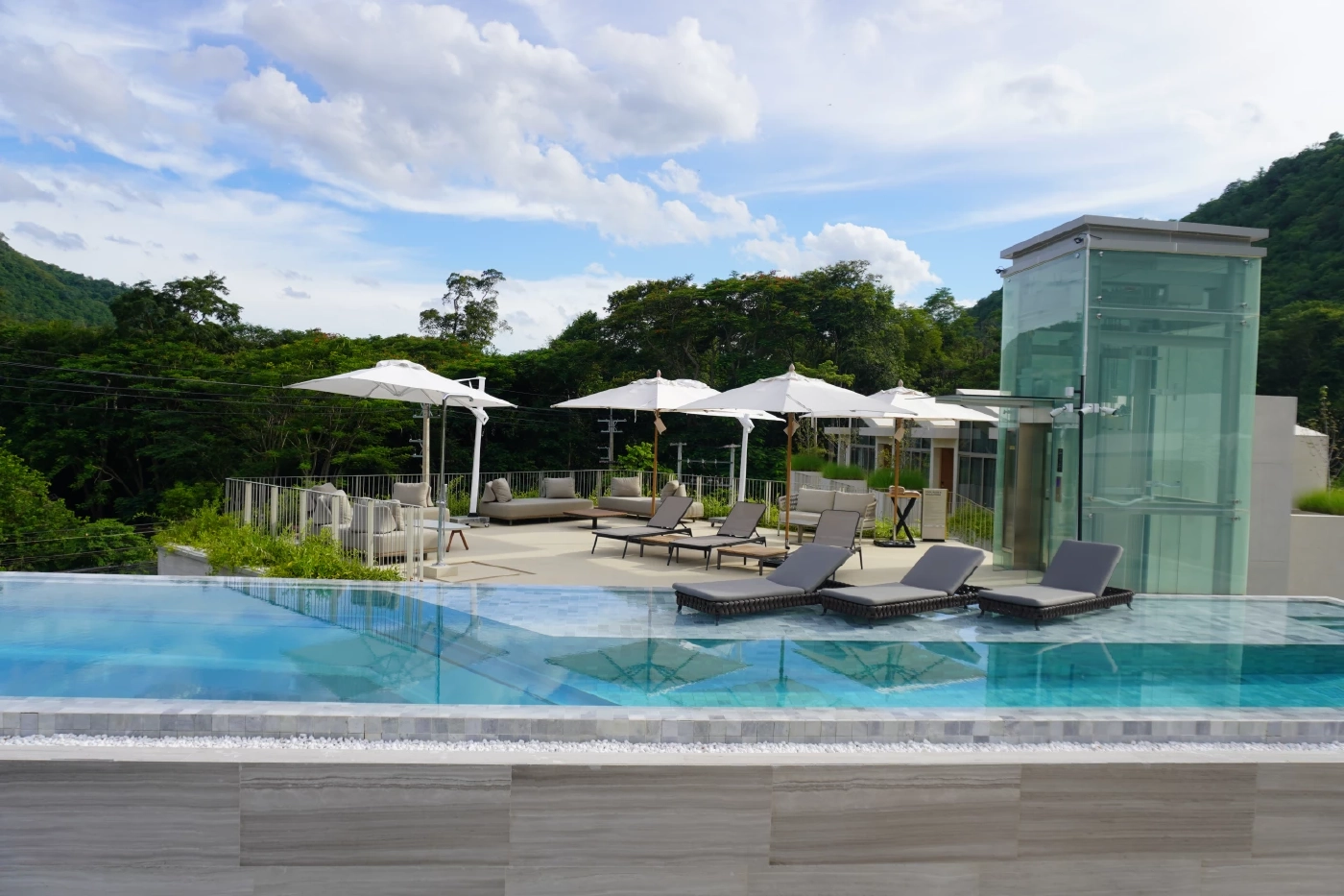 ถ่ายรูปชิคๆพร้อมทานอาหารมื้อหรู ที่โฮเทลมิส เขาใหญ่